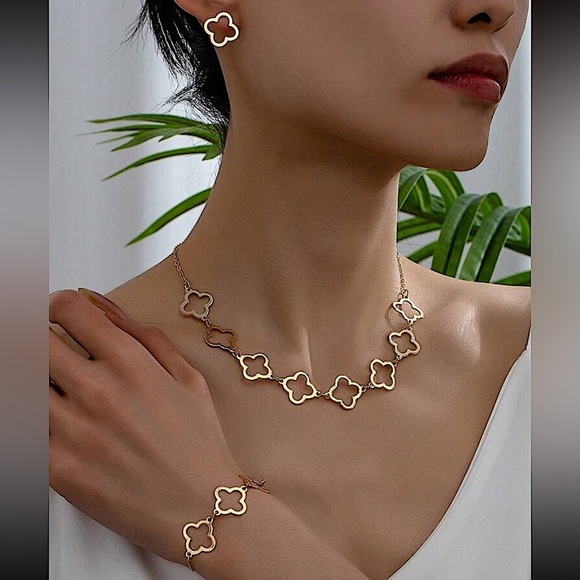 Gold Four Leaf Hollow Out Necklace Bracelet Matching Earrings Three Piec… - Picture 1 of 5